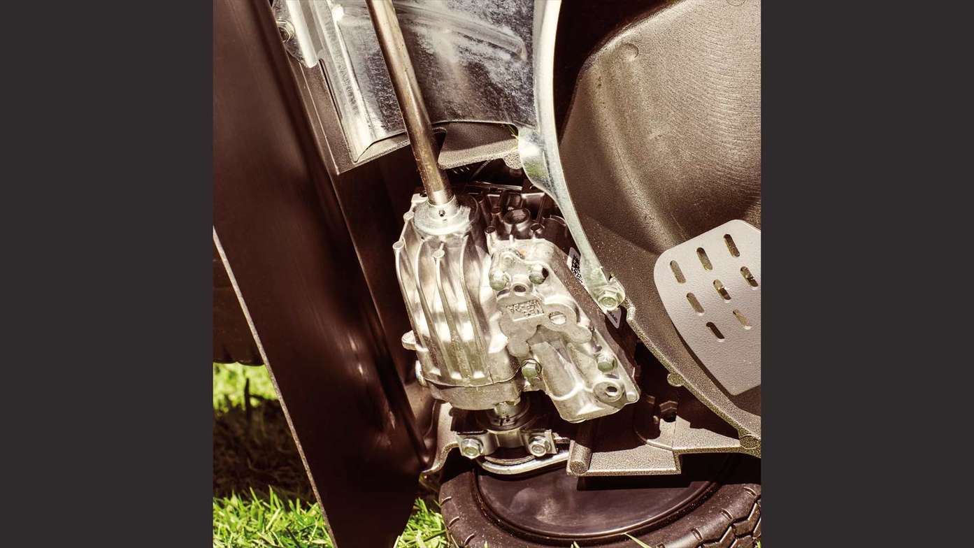 Nahaufnahme der Honda HRD-Antriebswelle aus Gusseisen am Rasenmäher