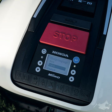Nahaufnahme des Honda Miimo-Displays und dem Stopp-Knopf.