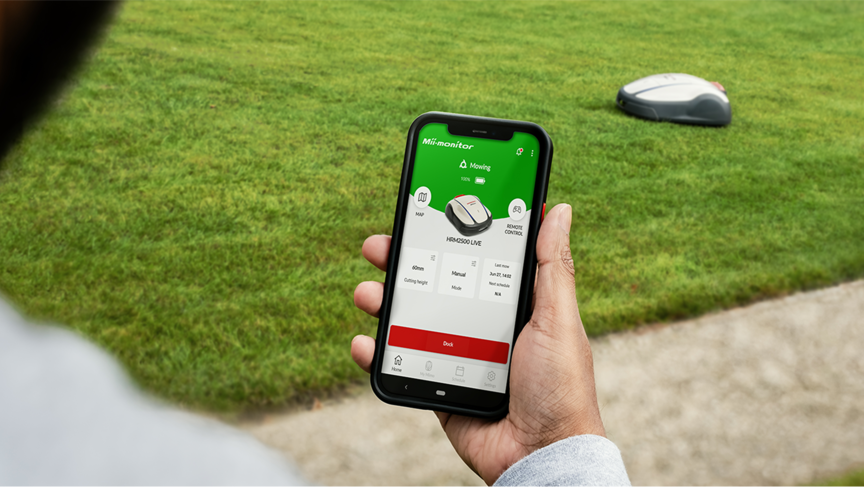 Person, die eine App auf dem Smartphone betrachtet