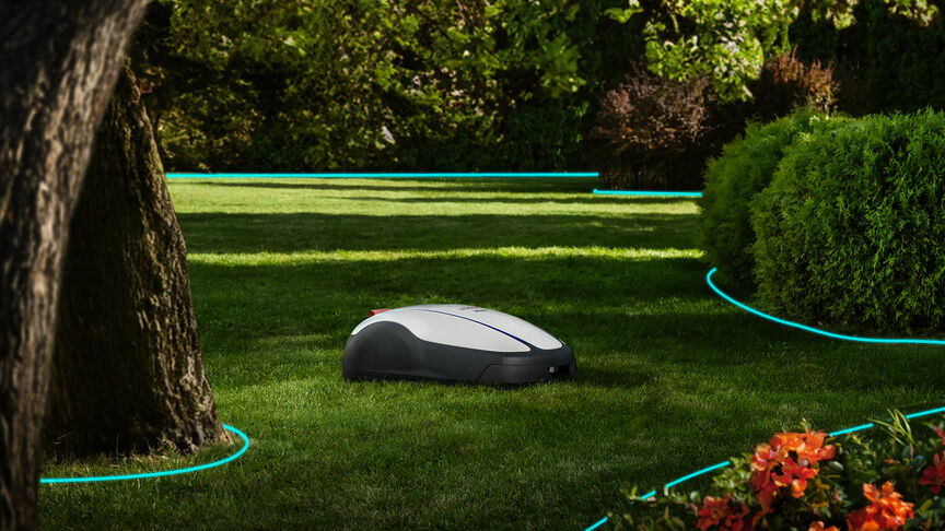 Person, die eine App auf dem Smartphone betrachtet