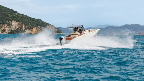 Modelle im hinteren Teil des Bootes auf See mit BF350-Motor.