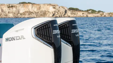 Nahaufnahme des BF350 auf dem Boot auf See.