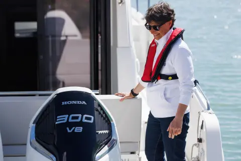 Nahaufnahme des BF350 auf dem Boot am Meer.