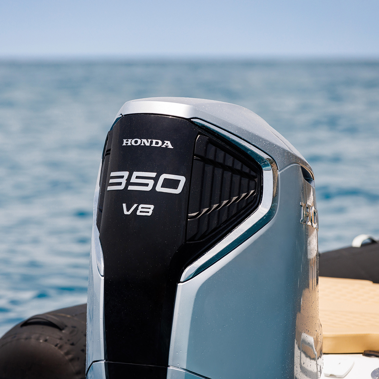 Nahaufnahme des BF350 auf dem Boot am Meer.