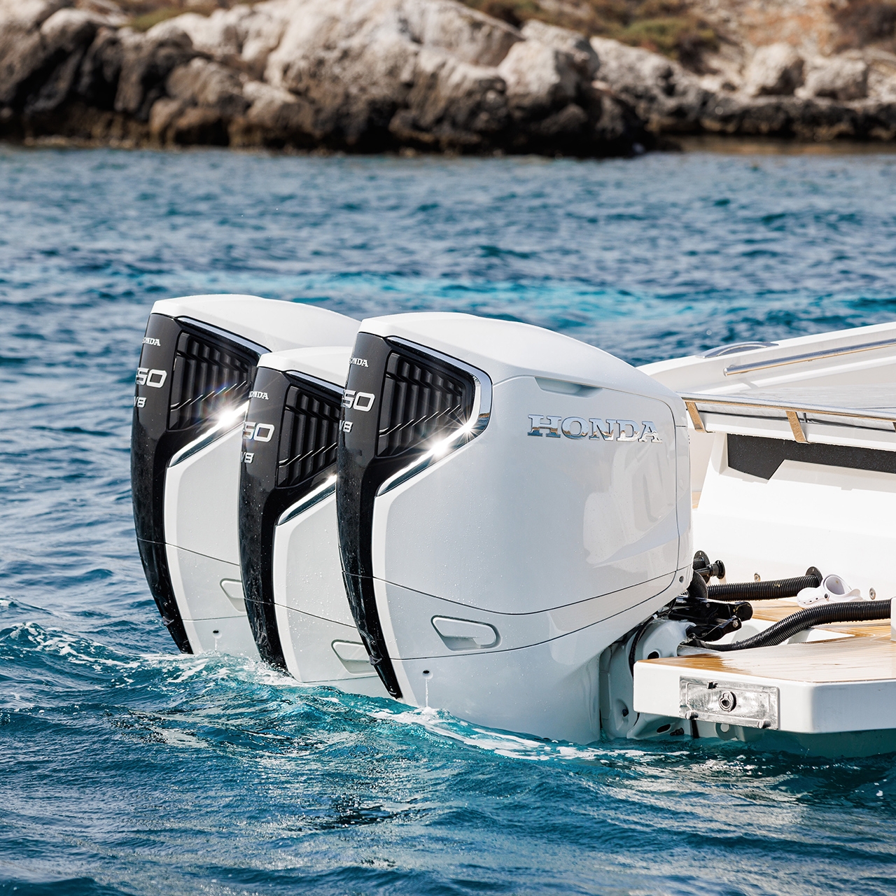 Nahaufnahme des BF350 auf dem Boot am Meer.
