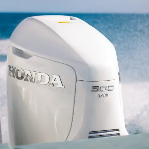 Nahaufnahme der BF350-Motoren im Heckbereich des Bootes auf dem Meer.