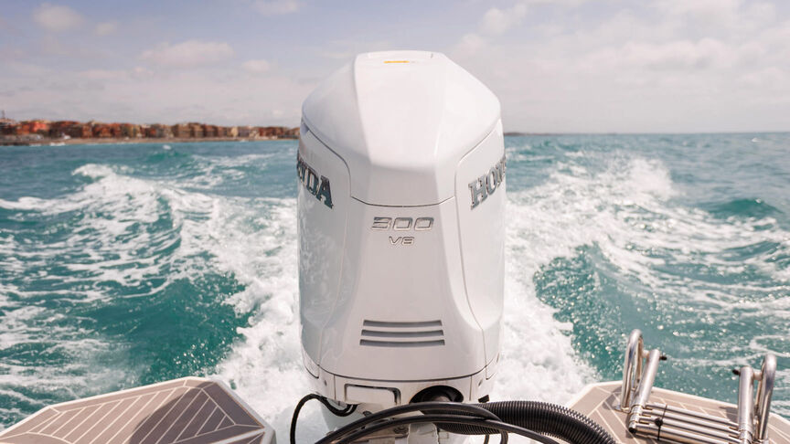 Nahaufnahme eines Bootes mit BF350-Getriebe auf dem Meer.