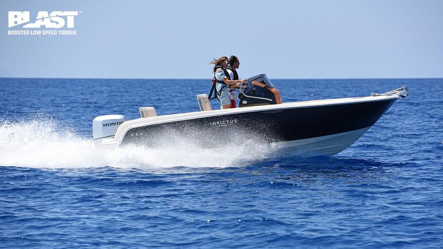 Schnellboot im Meer mit einem Honda Außenbordmotor BF150