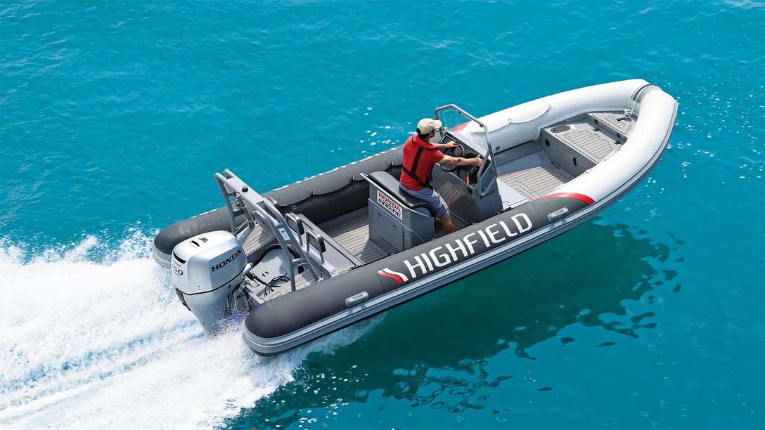 Vogelperspektive auf ein Boot auf dem Wasser mit Honda Motor BF150.