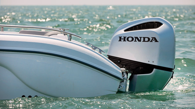 Boot mit Honda Außenbordmotor, Seitenansicht.