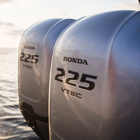 Zwei Honda Außenbordmotoren BF225, Nahaufnahme.