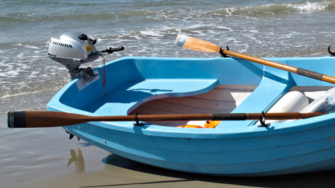 Boot mit BF2.3-Motor, an der Küste