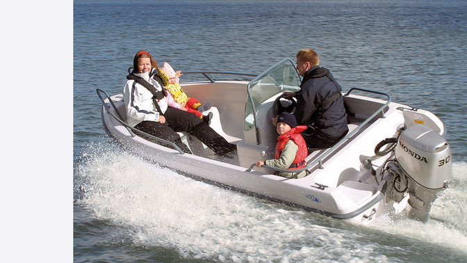 Boot mit BF30-Motor, Einsatz nach Modell, an der Küste