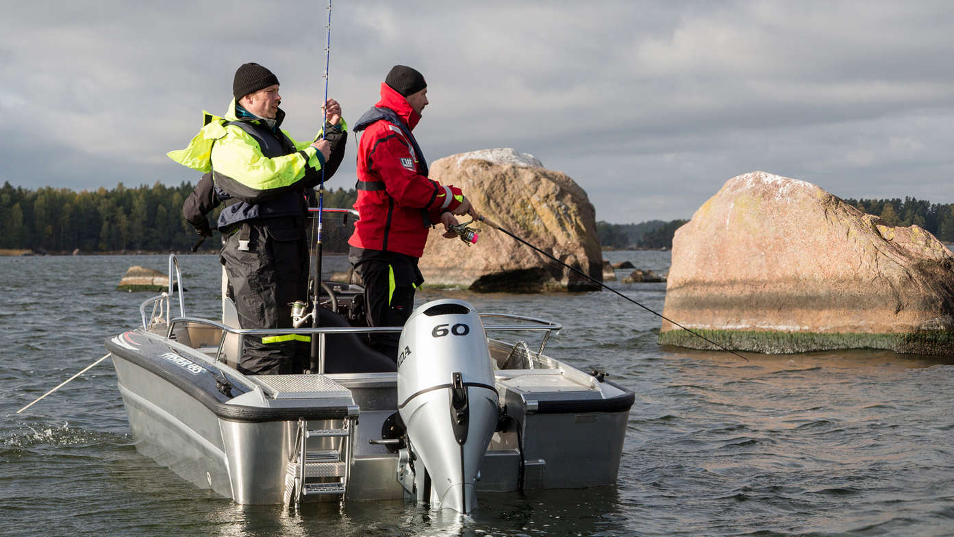 Boot mit BF60-Motor, Einsatz nach Modell, an der Küste