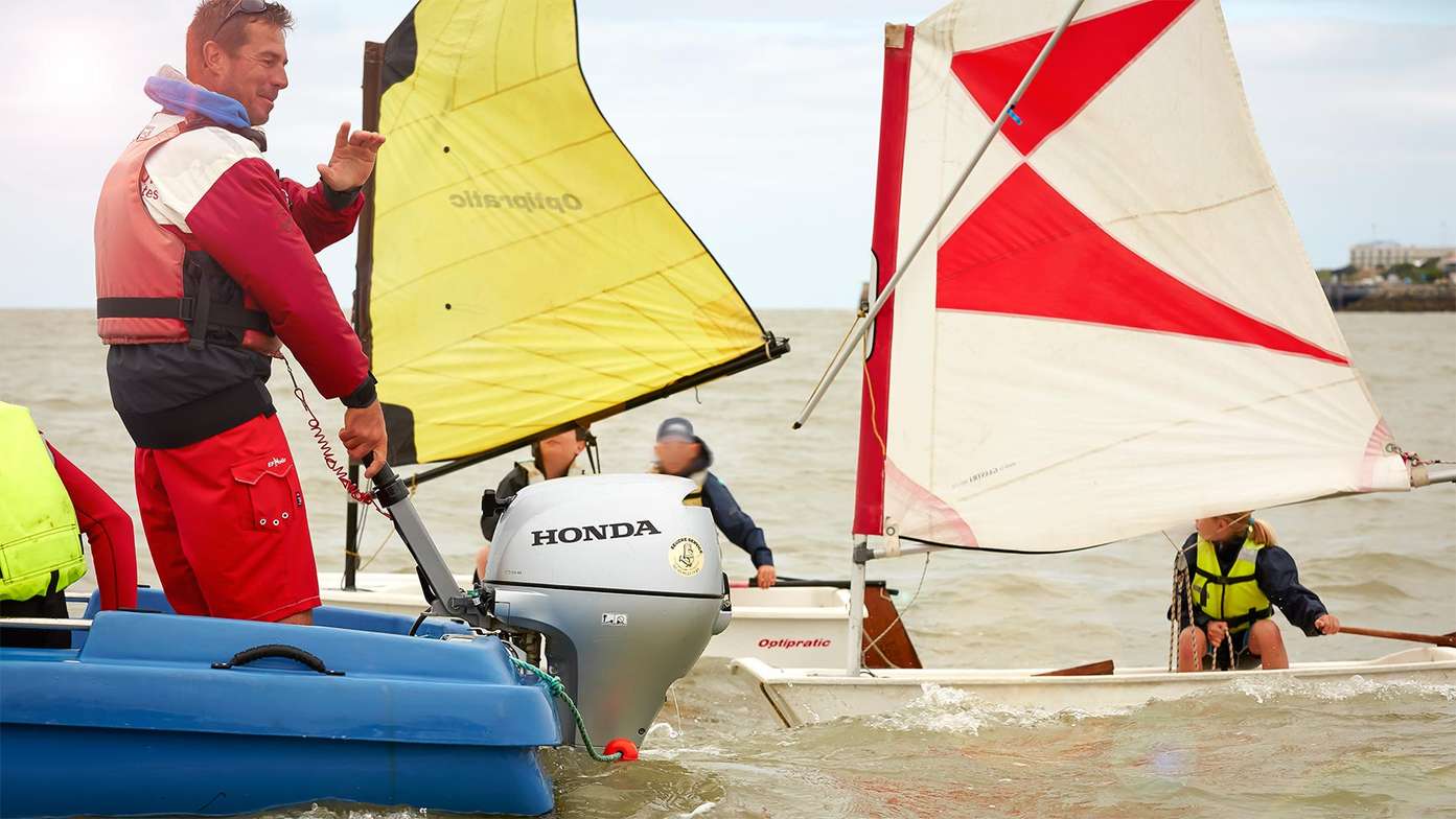 Segelgruppe mit einem Honda Außenbordmotor