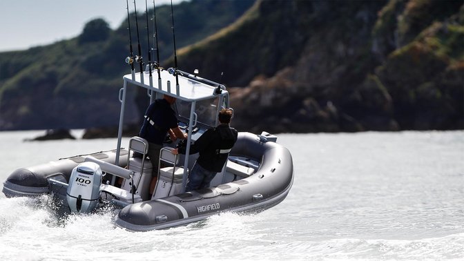 Boot mit BF80-Motor, Einsatz nach Modell, an der Küste