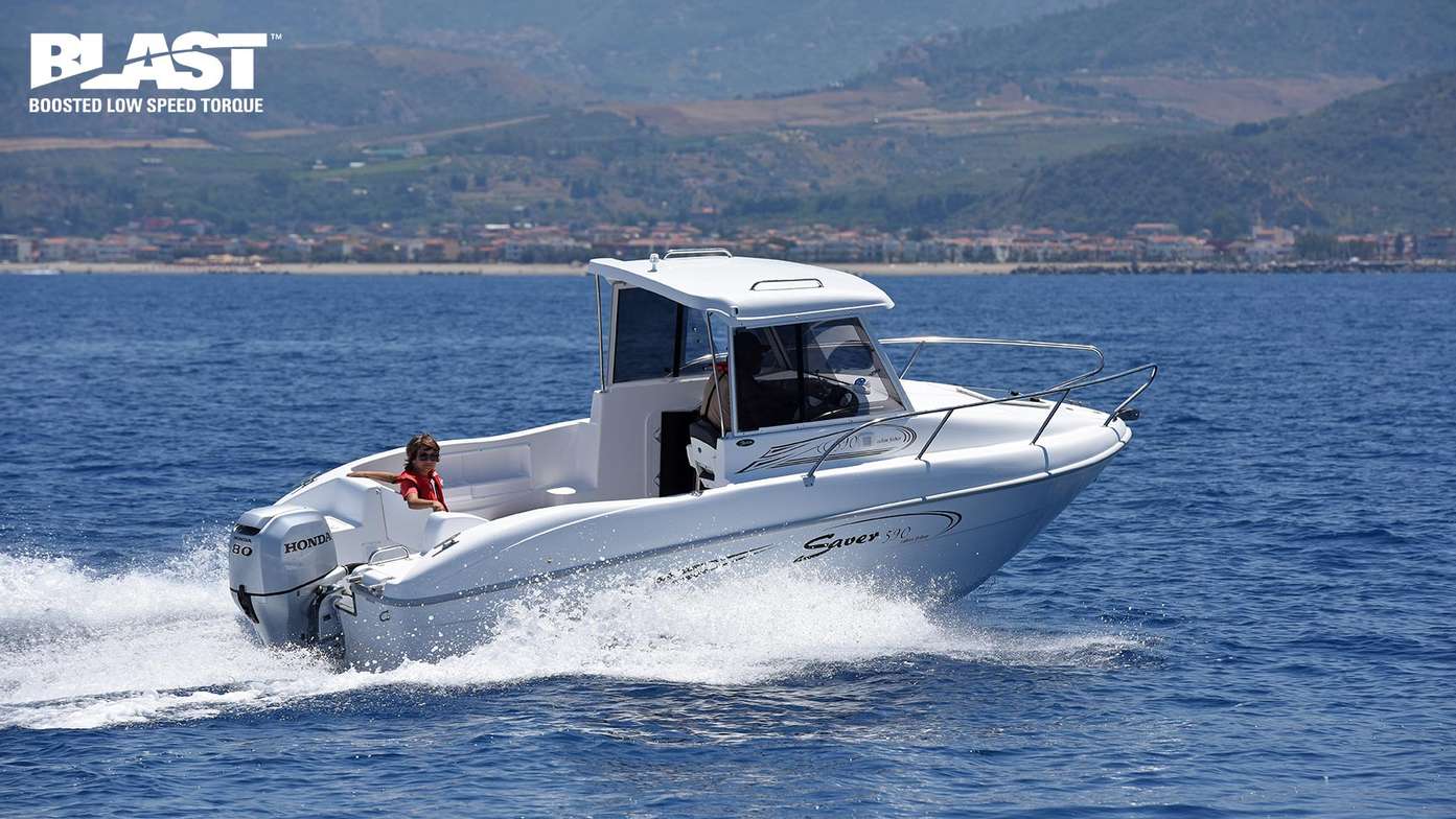 Schnellboot, das entlang eines Sees fährt