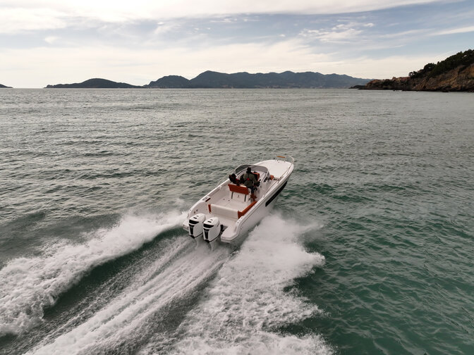 Luftaufnahme eines Bootes, das durch das Meer fährt.