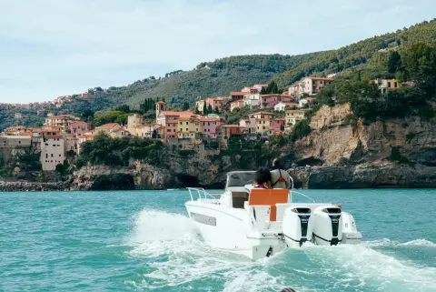 Modelle im hinteren Teil des Bootes auf See mit BF150 L4-Motor.