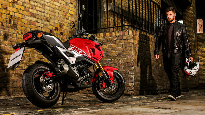 Honda MSX125 in städtischer Umgebung.