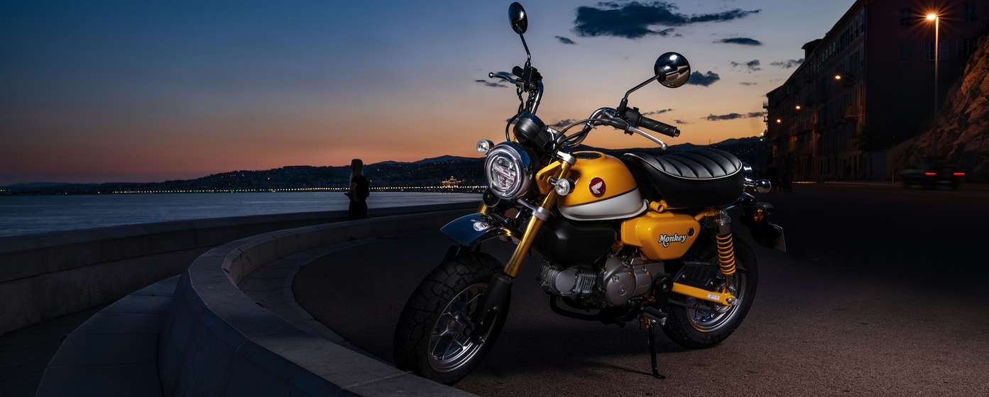 Honda Monkey, abgestellt an einer Küstenstraße.