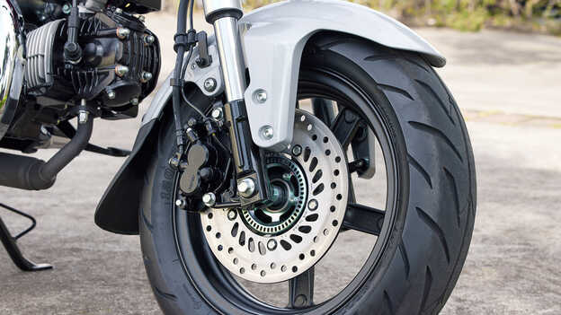 Honda Dax 125 - hydraulic disc brakes with ABS control