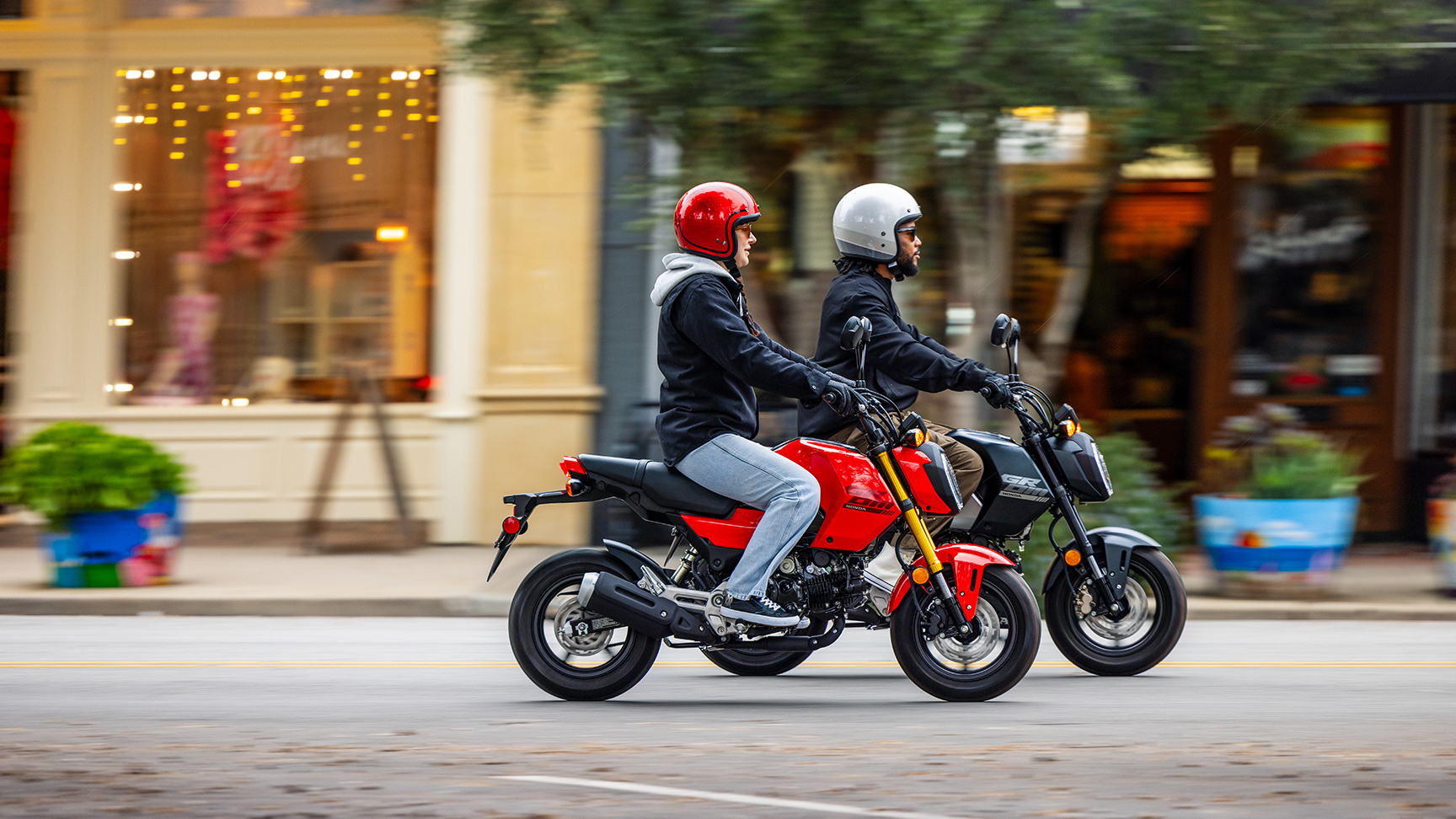 MSX125 Grom in Schwarz und Rot, unterwegs in der Stadt