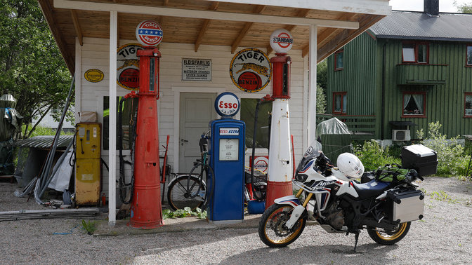 Motorrad an einer Tankstelle abseits häufig befahrener Straßen.