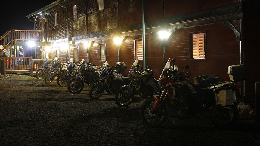 Motorradfahrer in der rauen Landschaft Südafrikas.