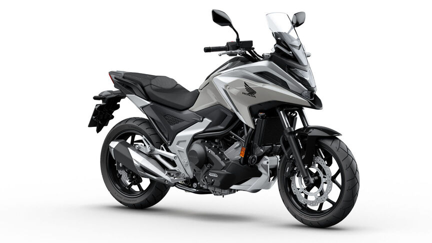 Honda NC750X, 3/4-Frontansicht von rechts, Studioaufnahme