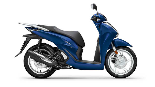 Honda SH150 3/4-Frontansicht von rechts, Studioaufnahme