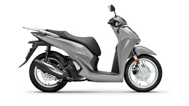 Honda SH125 3/4-Frontansicht von rechts, Studioaufnahme
