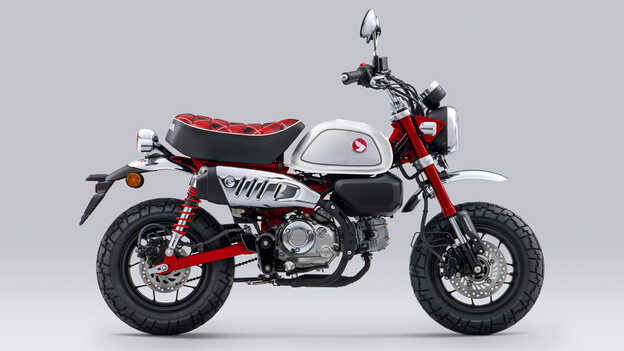 Honda Monkey 125, 3/4-Frontansicht von rechts, Studioaufnahme