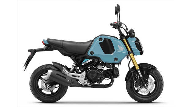 Honda MSX125 3/4-Frontansicht von rechts, Studioaufnahme