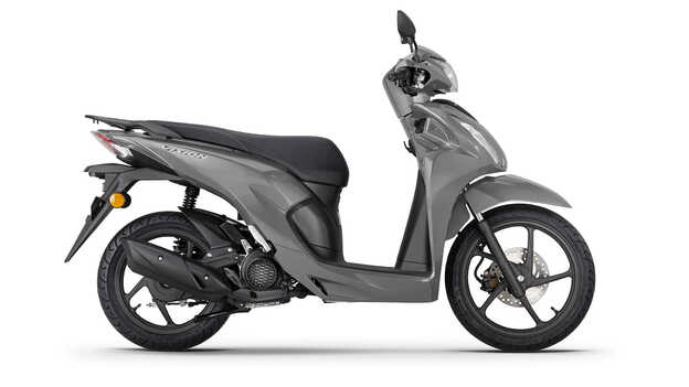 Honda Vision 110, 3/4-Frontansicht von rechts, Studioaufnahme