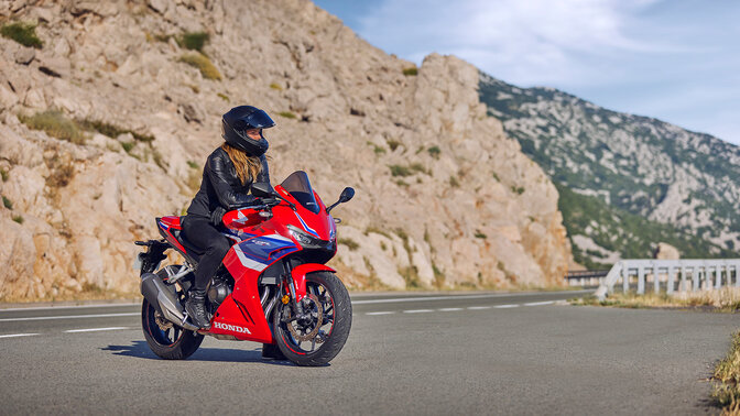 CB500R, 3/4-Frontansicht in Bewegung mit Fahrer