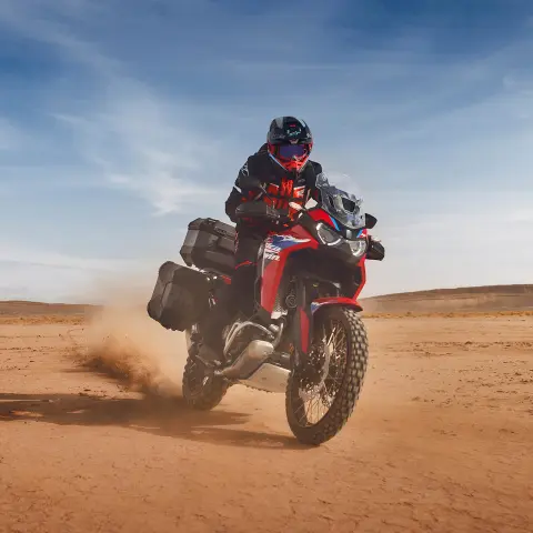 Fahrer auf einer Honda CRF1100 Africa Twin Adventure Sport in der Wüste.