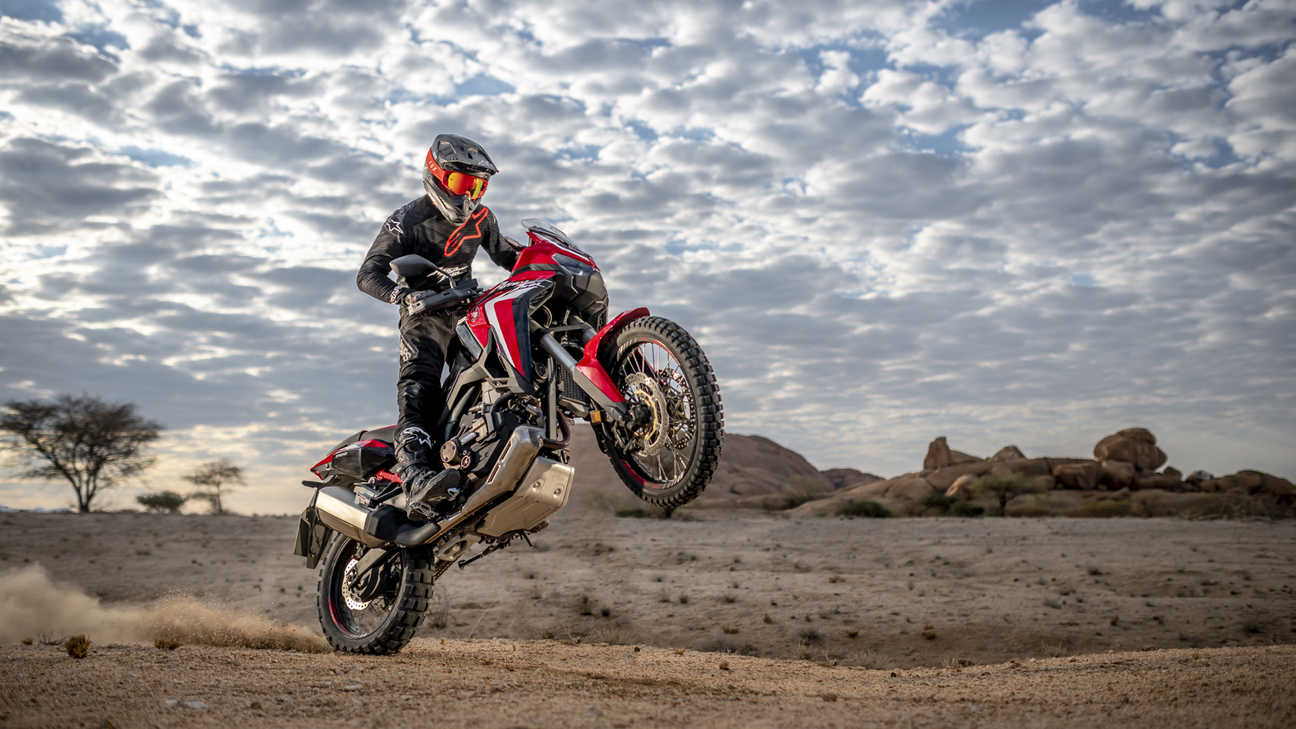 Honda Africa Twin, 3/4-Frontansicht von rechts, Wheelie in Wüstenlandschaft