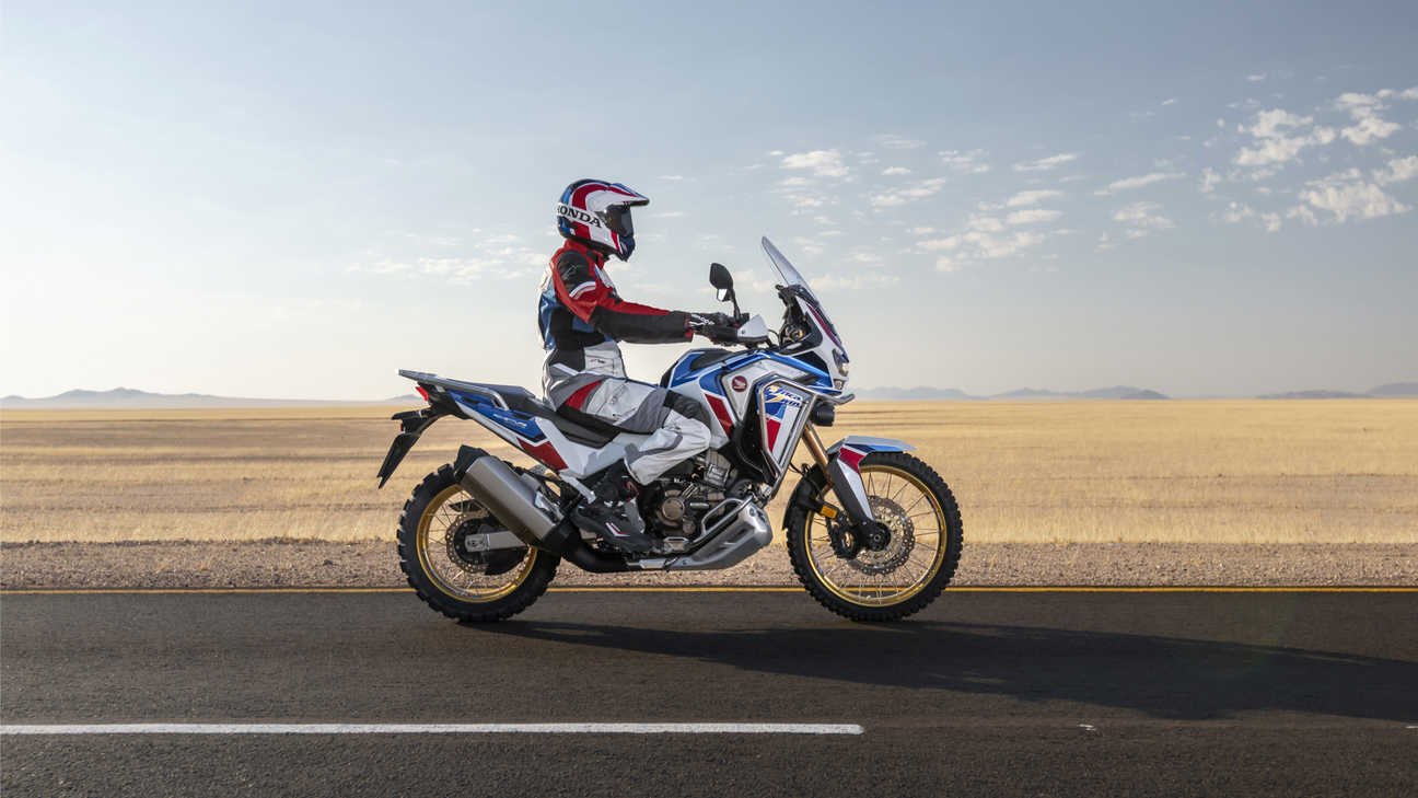 Honda Africa Twin Adventure Sports, auf einer Straße durch Wüstenlandschaft.