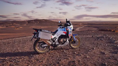 Fahrer auf Honda CRF1100 Africa Twin Adventure Sports in der Wüste.