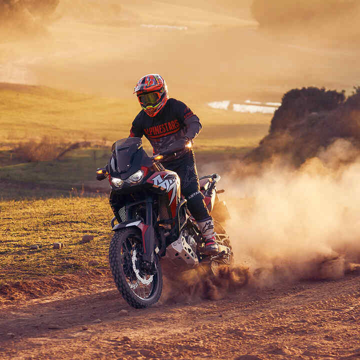 Abbildung einer abgestellten Africa Twin