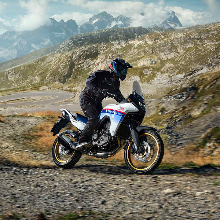 Honda XL750 Transalp mit Fahrer auf einem Gebirgspass