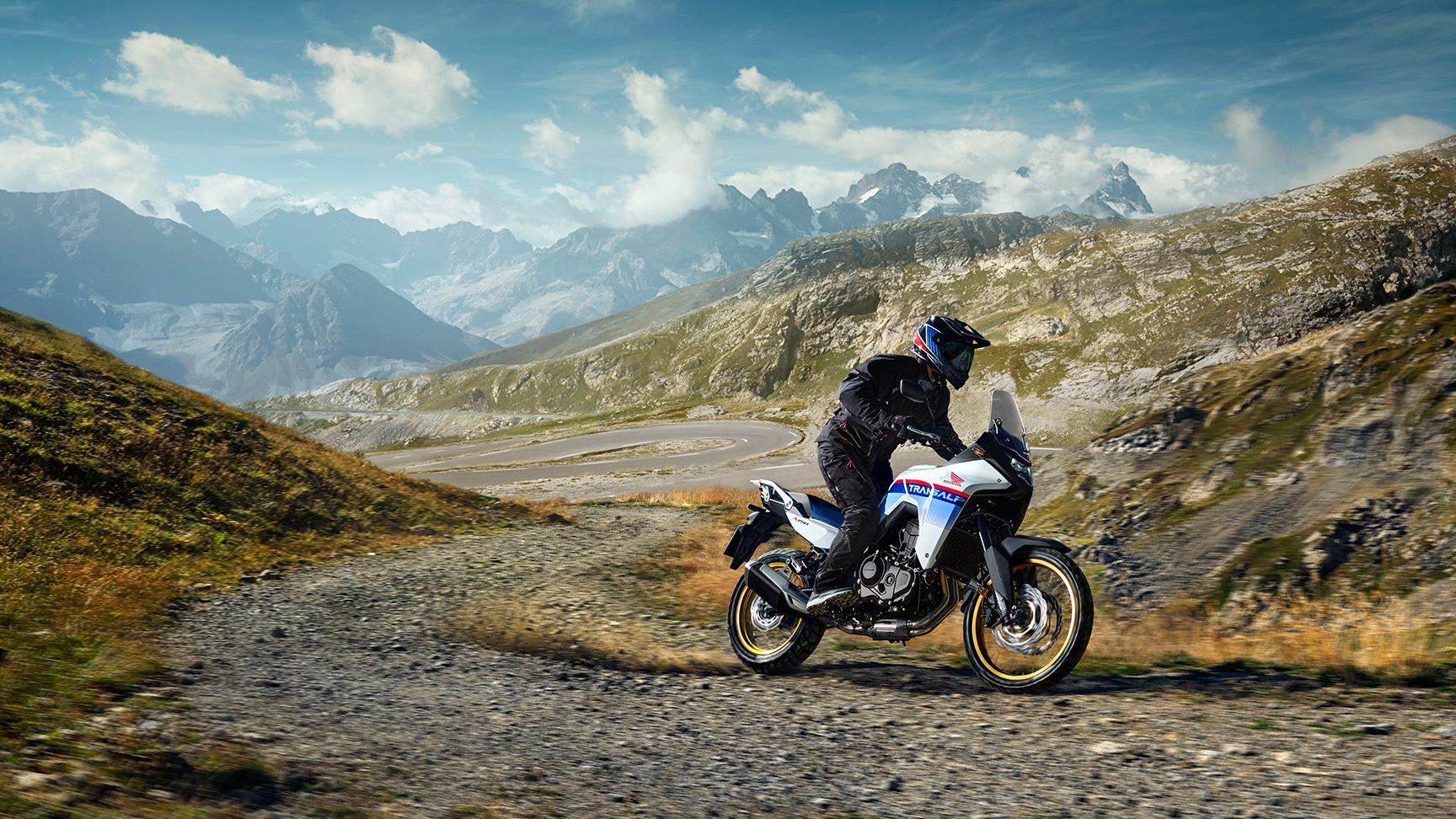 Honda XL750 Transalp mit Fahrer auf einem Gebirgspass