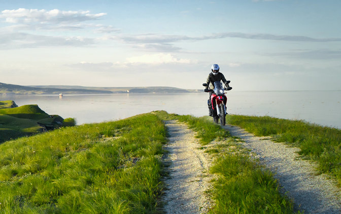 CRF250 Rally, mit Fahrer auf einer Küstenstraße