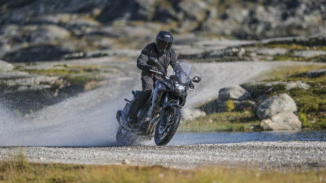 Honda CB500X bei der Fahrt durch Wasser.