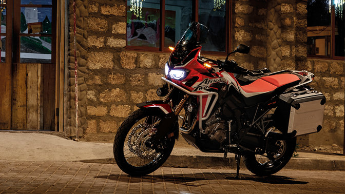 Honda Africa Twin vor einem Restaurant.