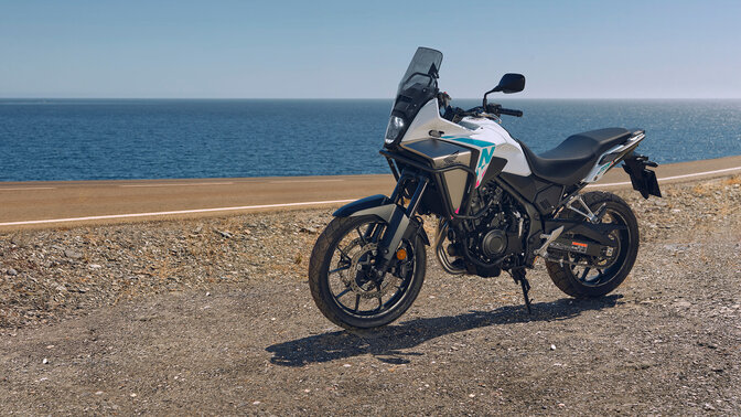 Honda NX500, Seitenansicht im Gelände an der Küste