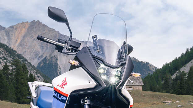 XL750 Transalp, Verkleidungsscheibe und LED-Scheinwerfer.