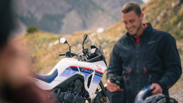 XL750 Transalp mit Tricolour-Lackierung und Fahrer.