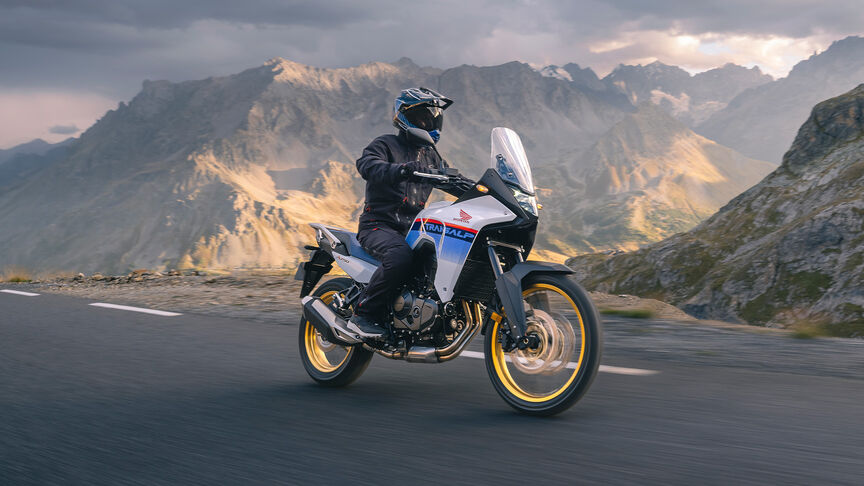 XL750 Transalp auf einer Gebirgsstraße.